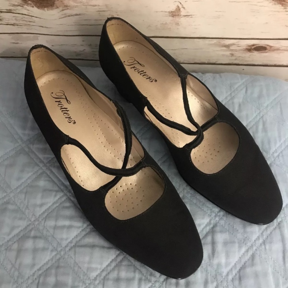 Trotters Womens Sz 10 wide Pump Black Micro Fabric